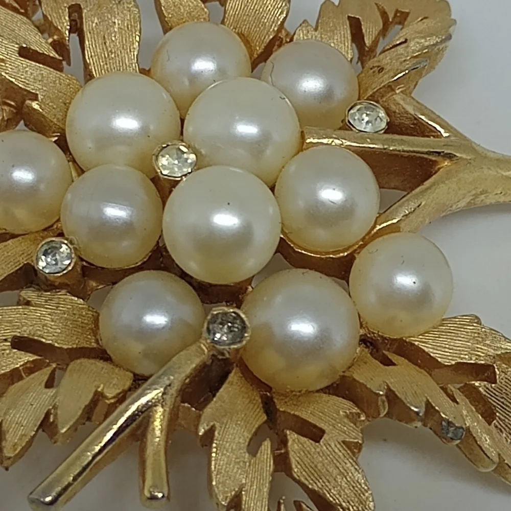 * vintage Crown Trifari faux pearls gold tone leaf pin brooch